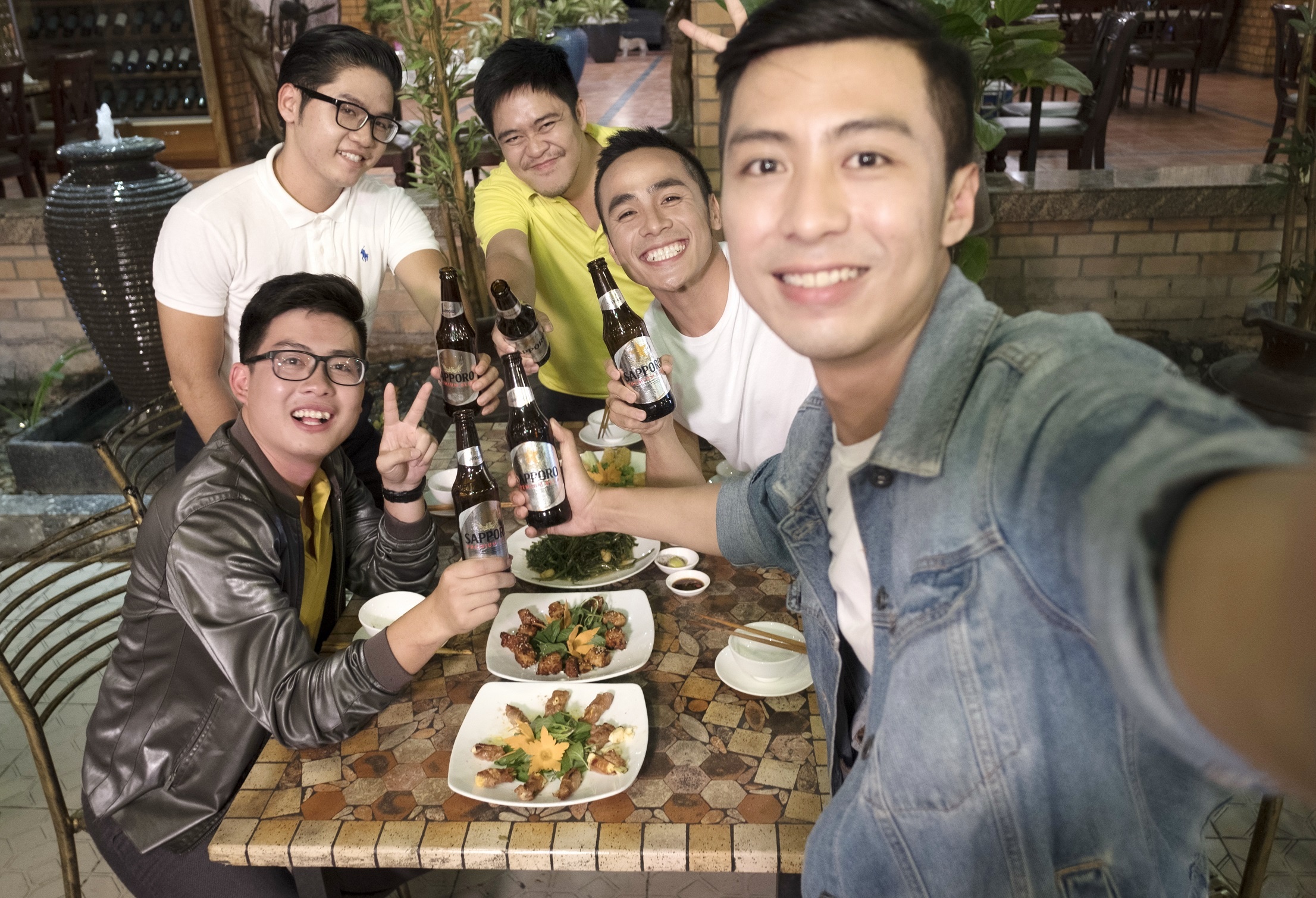 Tan huong tung khoanh khac voi Sapporo Premium Beer hinh anh