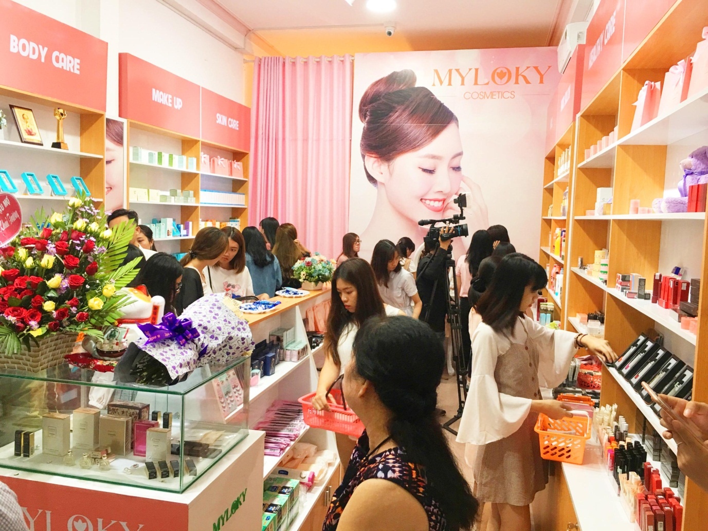 Myloky Cosmetic tung bung khai truong showroom thu 3 tai TP.HCM hinh anh