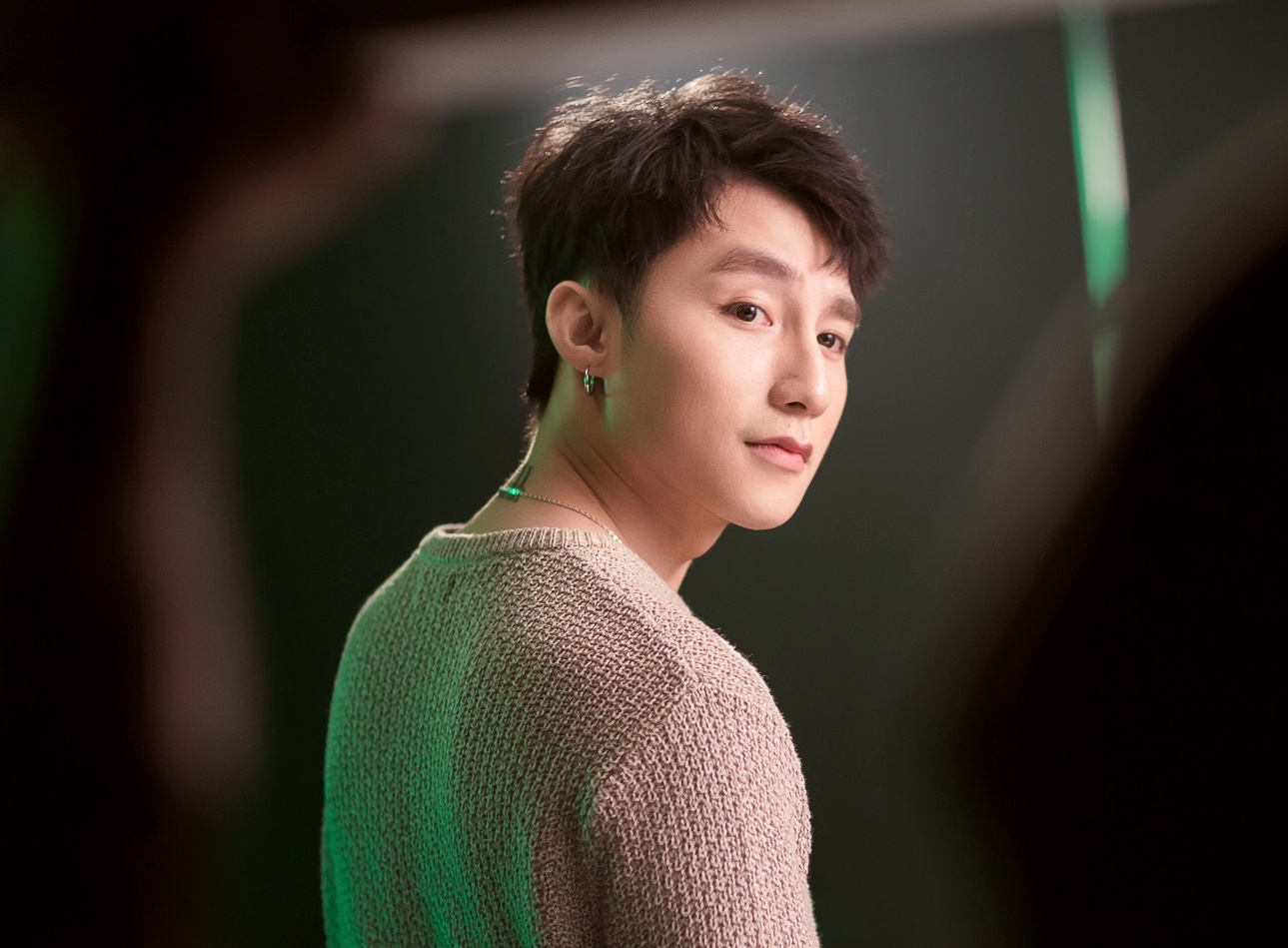 Son Tung M-TP xuat hien gian di trong loat hinh quang cao moi hinh anh