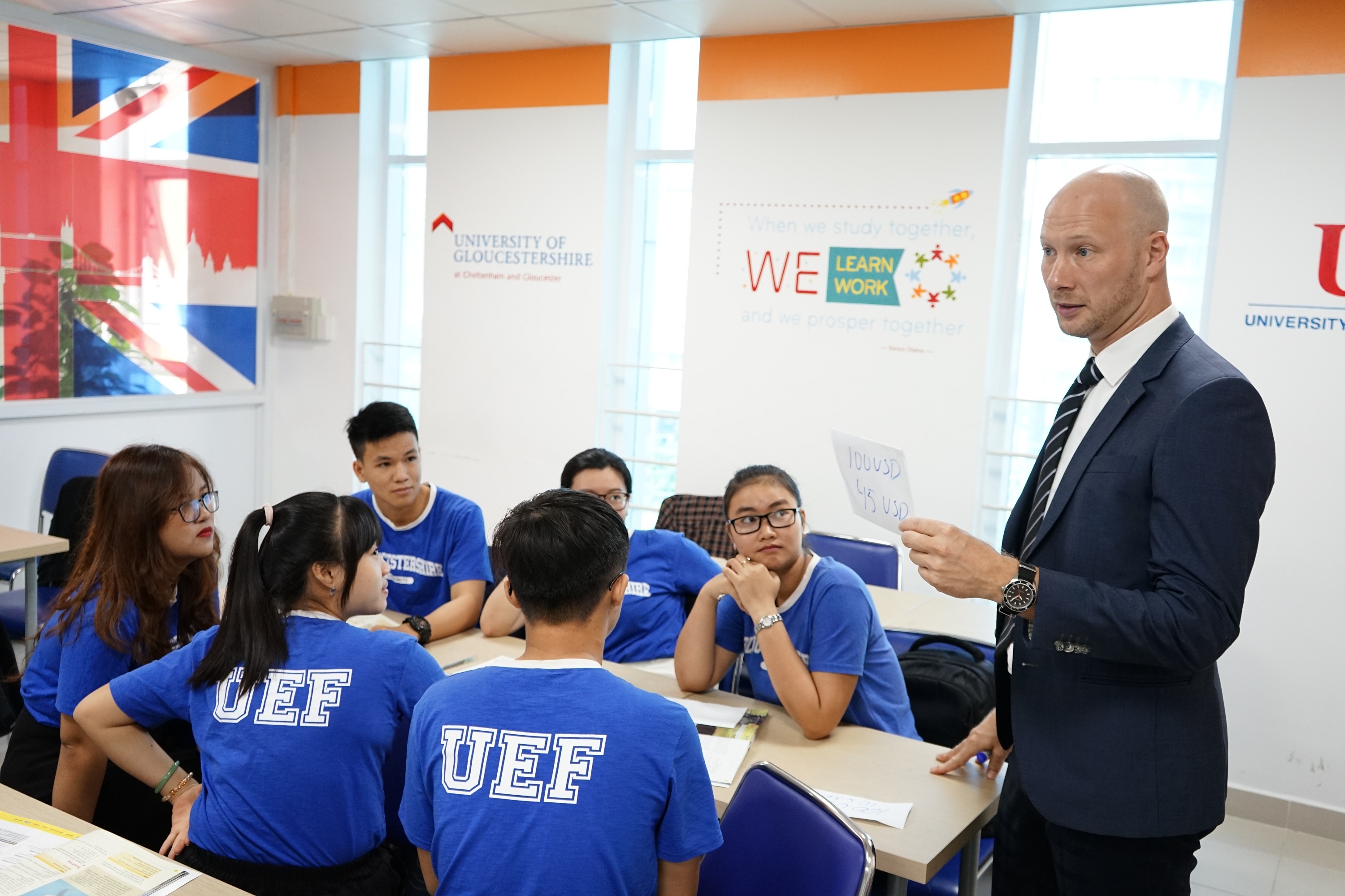 Hoc quan tri kinh doanh theo chuong trinh song ngu hinh anh