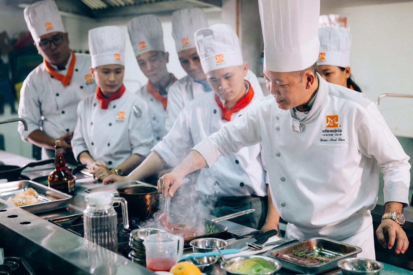 Ben trong bep thuc hanh 5 sao cua Huong Nghiep A Au hinh anh