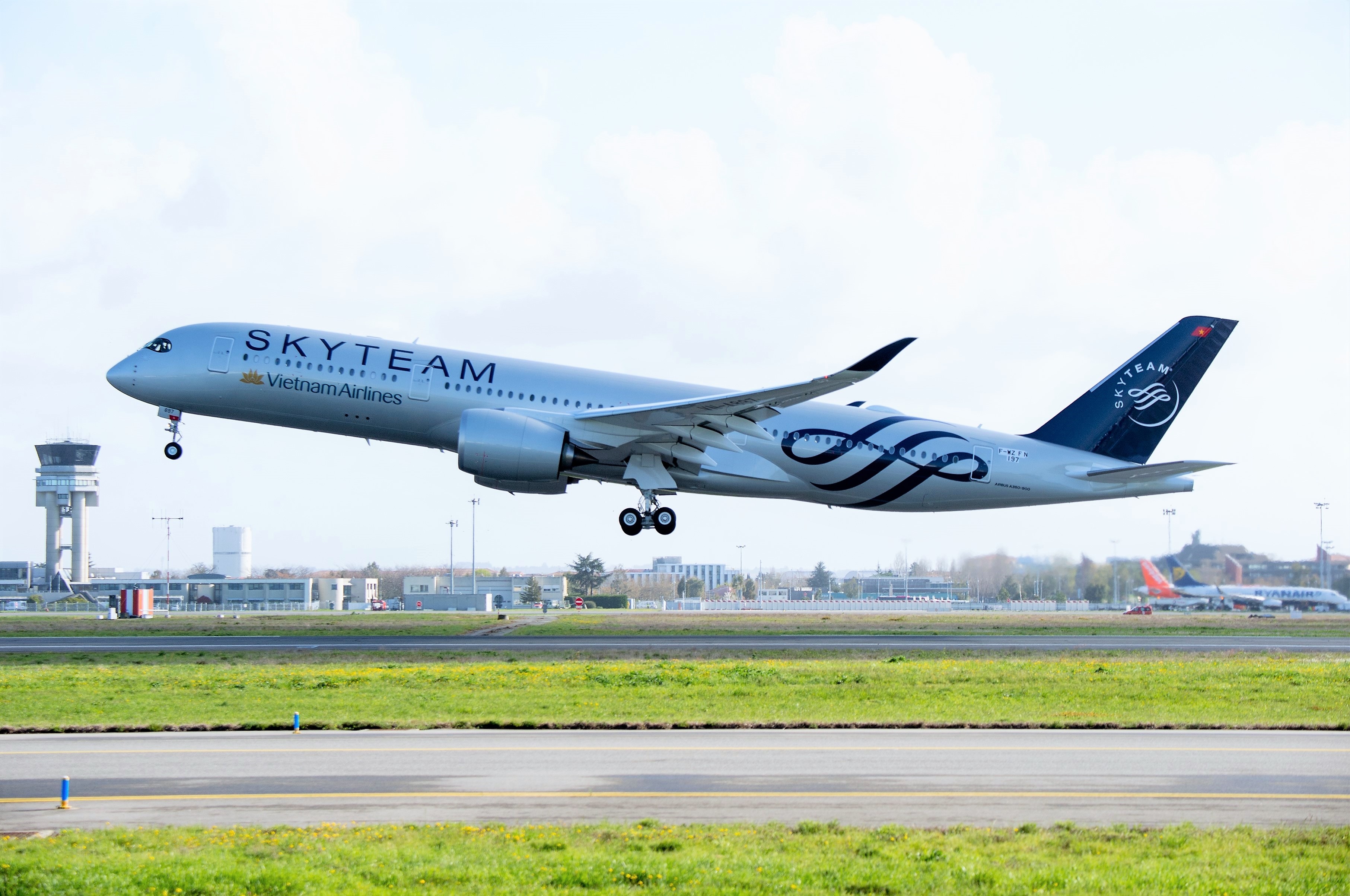 Vietnam Airlines don may bay A350 mang dau an SkyTeam hinh anh