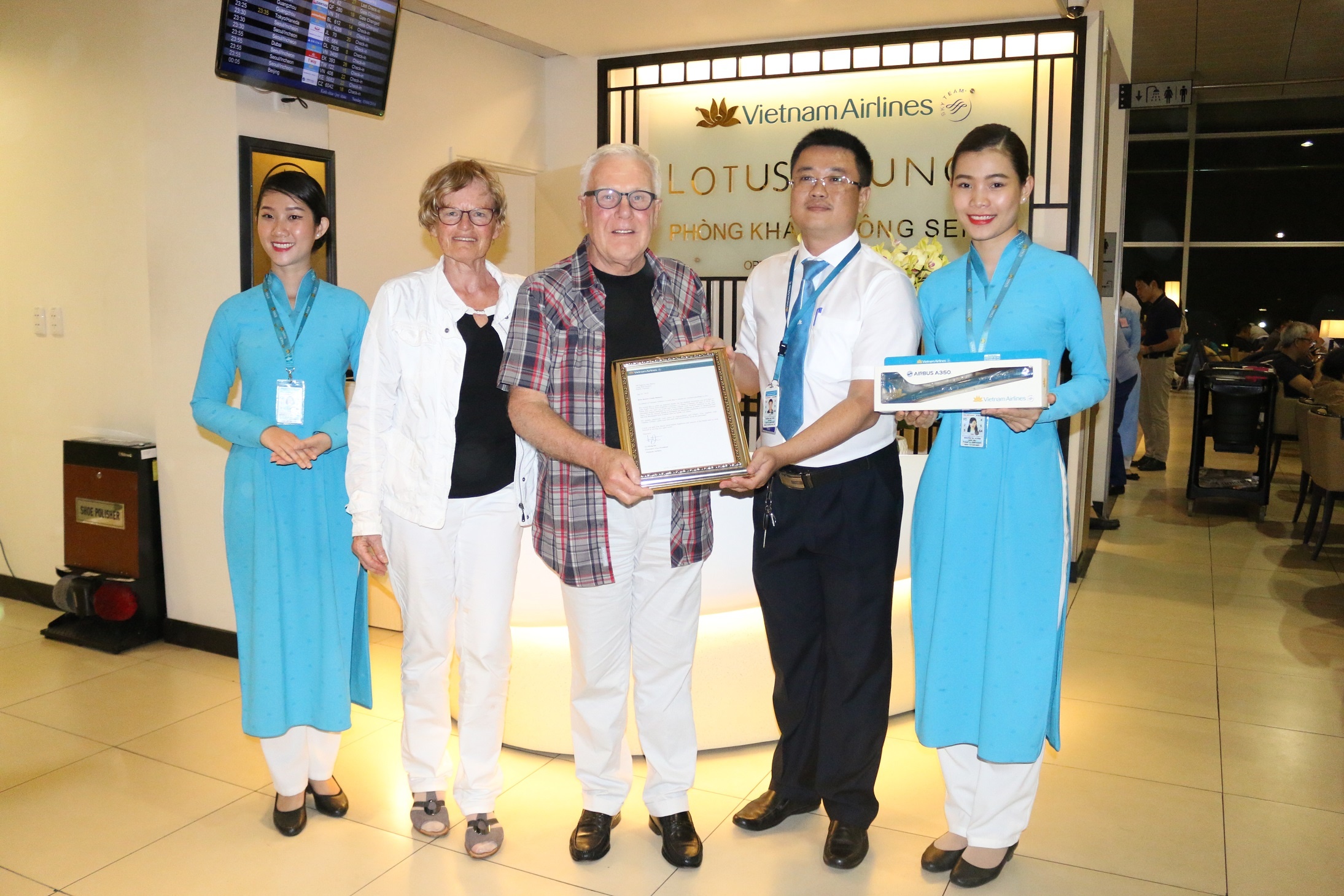 Vietnam Airlines tri an bac si Duc cap cuu hanh khach hinh anh