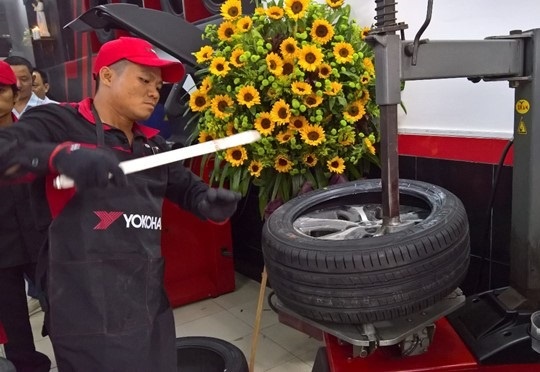 Thay lop Yokohama nhan ma nap tien dien thoai hinh anh