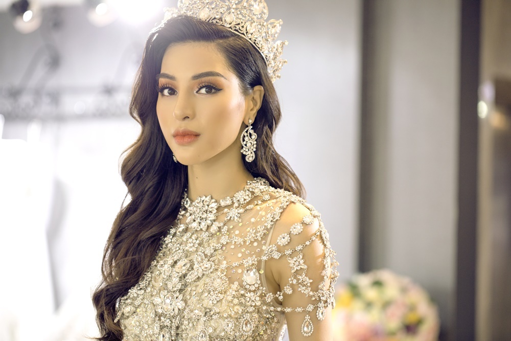 NTK Le Long Dung gioi thieu BST 'Tro choi vuong quyen' tai VIFW 2018 hinh anh