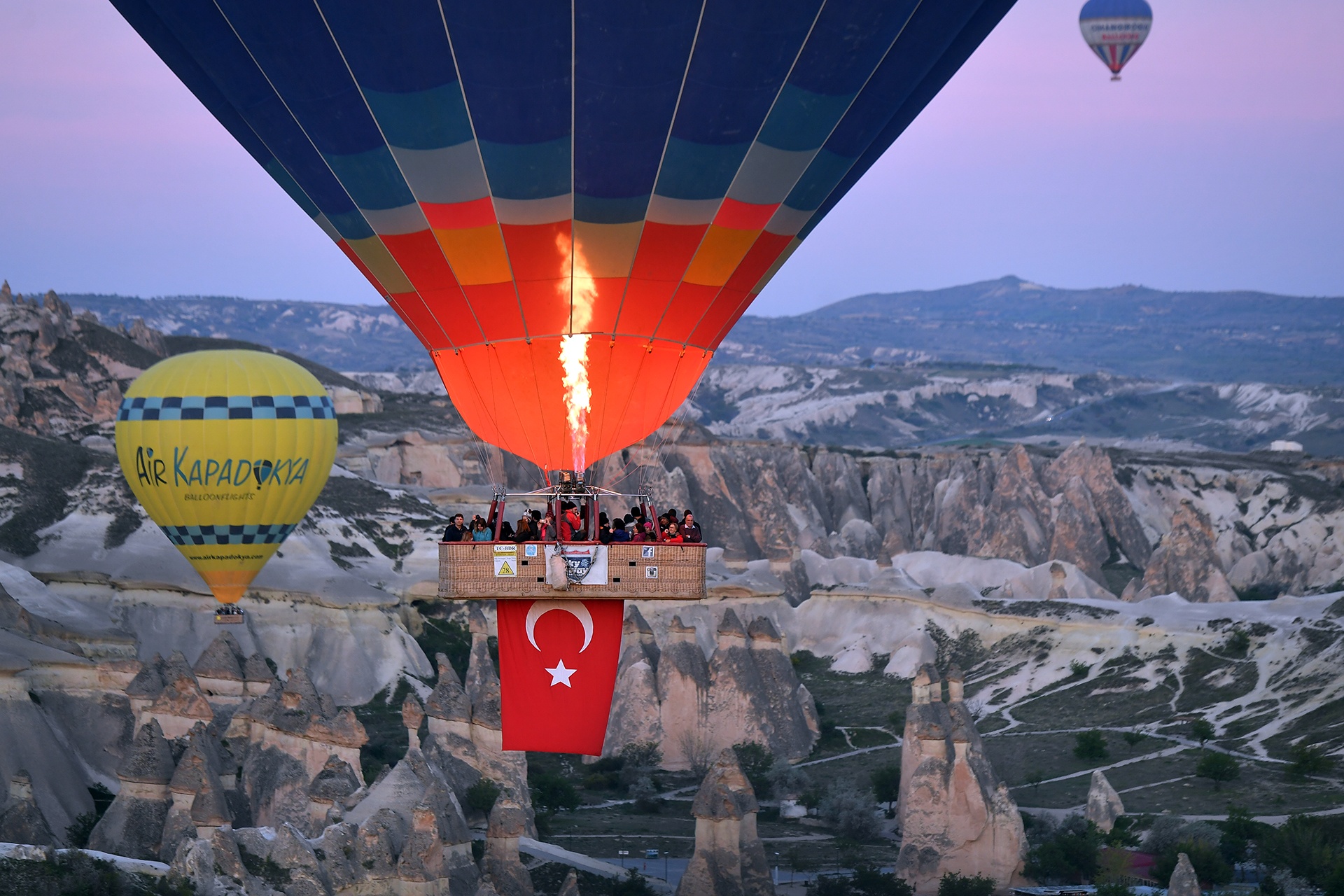 Bay khinh khi cau, di du thuyen giua hai luc dia A-Au hinh anh