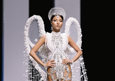 Ngam tron BST 'Tro choi vuong quyen' tren san dien VIFW xuan he 2018 hinh anh