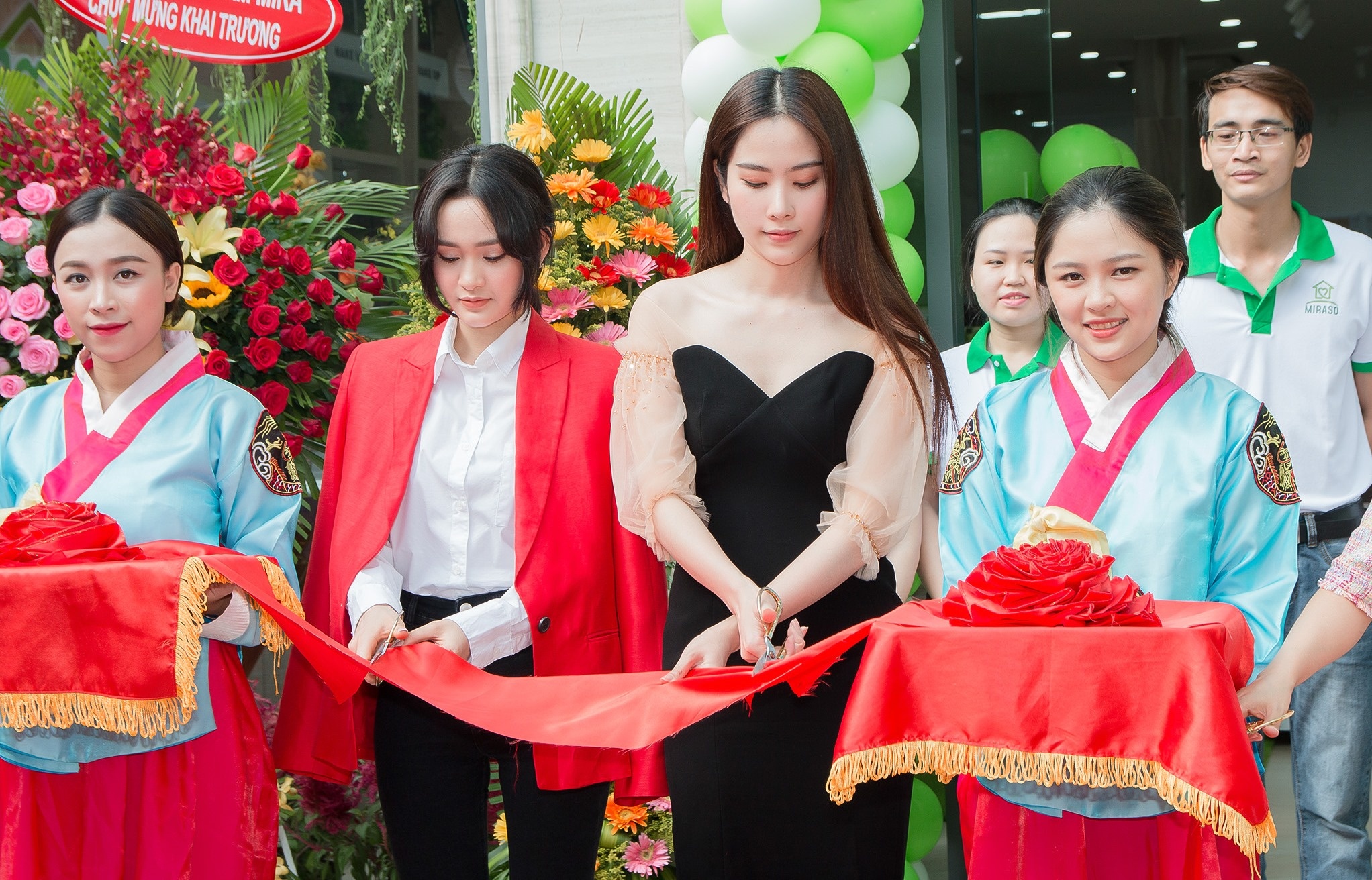 Nam Em dep diu dang khi xuat hien trong su kien tai TP.HCM hinh anh