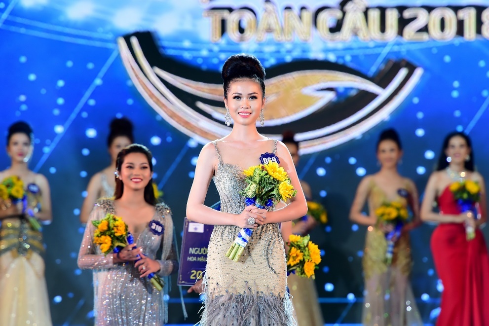 Ngam nhan sac hoa hau vua toa sang tai Sonasea Shopping Center hinh anh