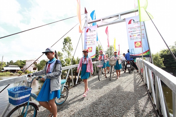 Khoi cong cau day vang 700 trieu dong tai Hau Giang hinh anh