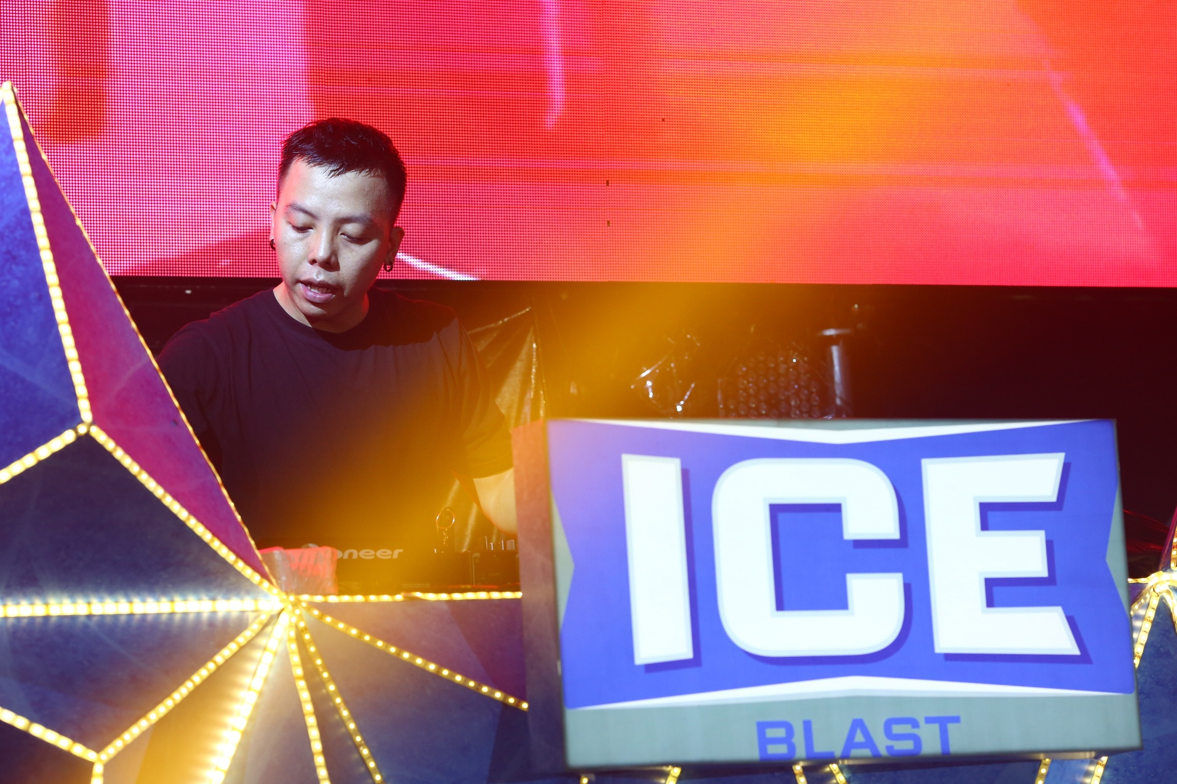 Hue mua nang hat, Touliver thang hoa tai 'Le hoi Huda Ice Blast' hinh anh