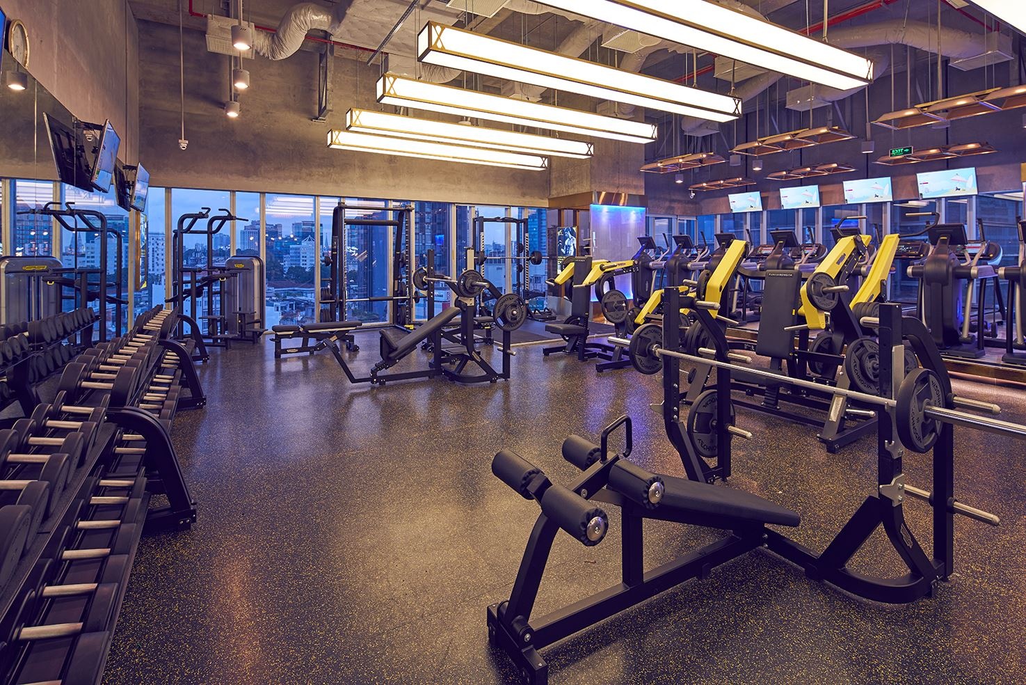 Ben trong phong tap xa hoa cua California Centuryon hinh anh