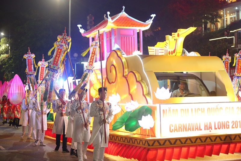Ve ruc ro cua le dieu hanh xe hoa tai Carnaval Ha Long hinh anh