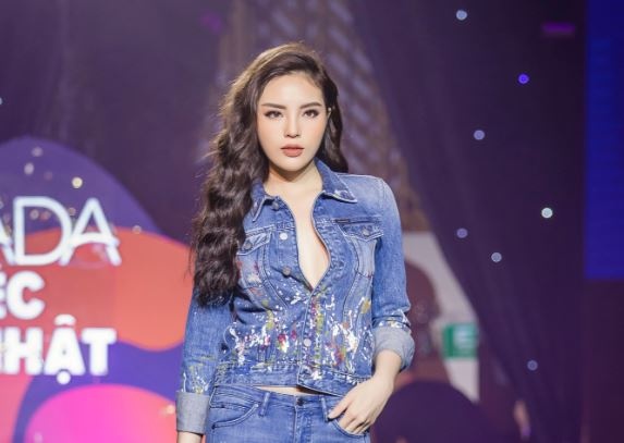 Ky Duyen khoe than thai vedette trong show dien mung sinh nhat Lazada hinh anh