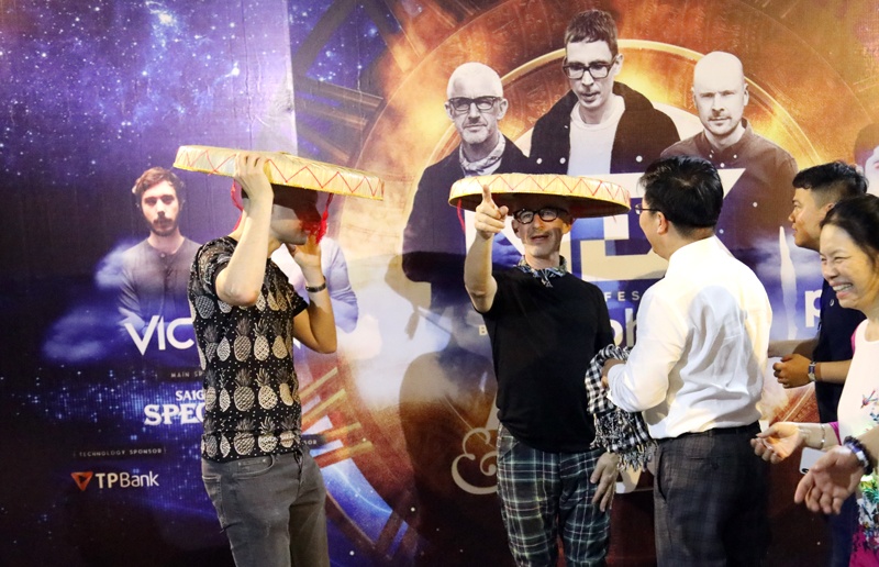 Above & Beyond doi non quai thao trong ‘Nex Music Festival’ hinh anh