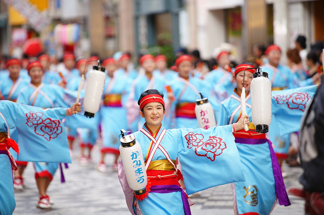 Hoc gap giay origami, thuong thuc mon an Nhat tai le hoi Kodomo No Hi hinh anh