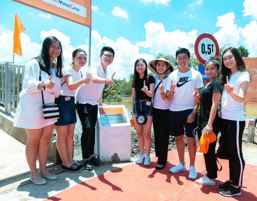 Hoc sinh trung hoc chung tay xoa cau tam, cau khi o mien Tay hinh anh