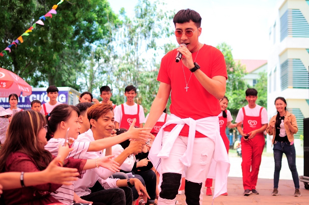 Only C, Lou Hoang mang hit 'Dem ngay xa em' den khan gia mien Tay hinh anh