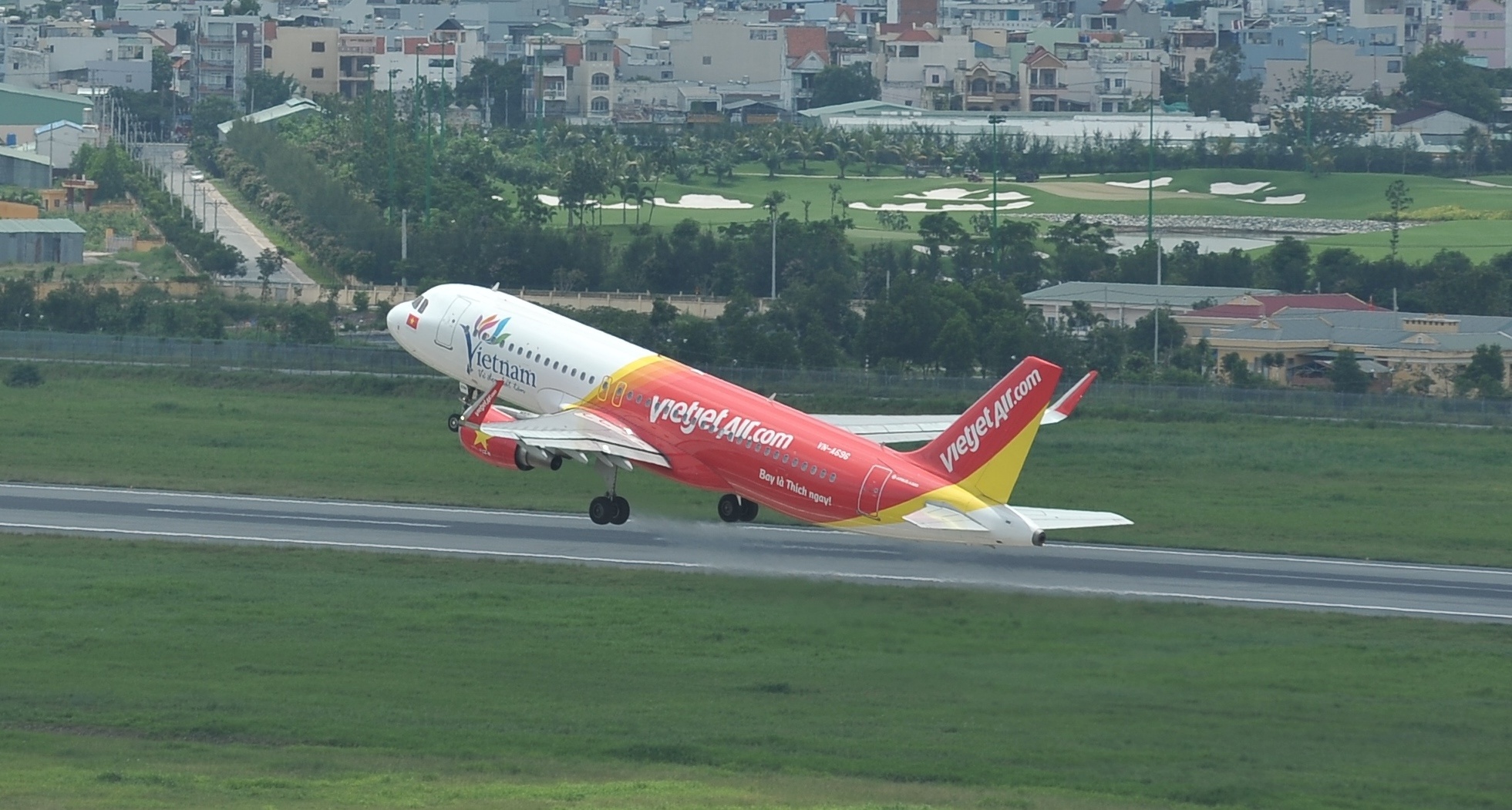 Vietjet tuyen them tiep vien phuc vu 100 duong bay noi dia, quoc te hinh anh