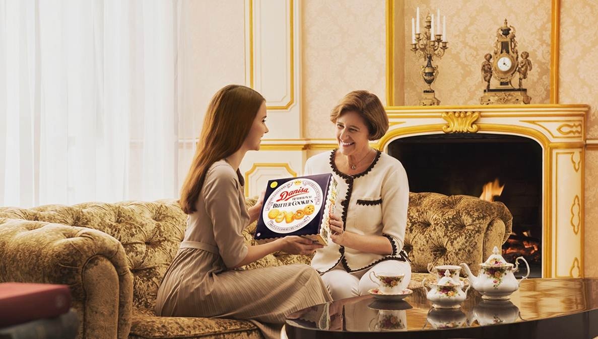 Cung me tham du da tiec mang phong cach hoang gia hinh anh