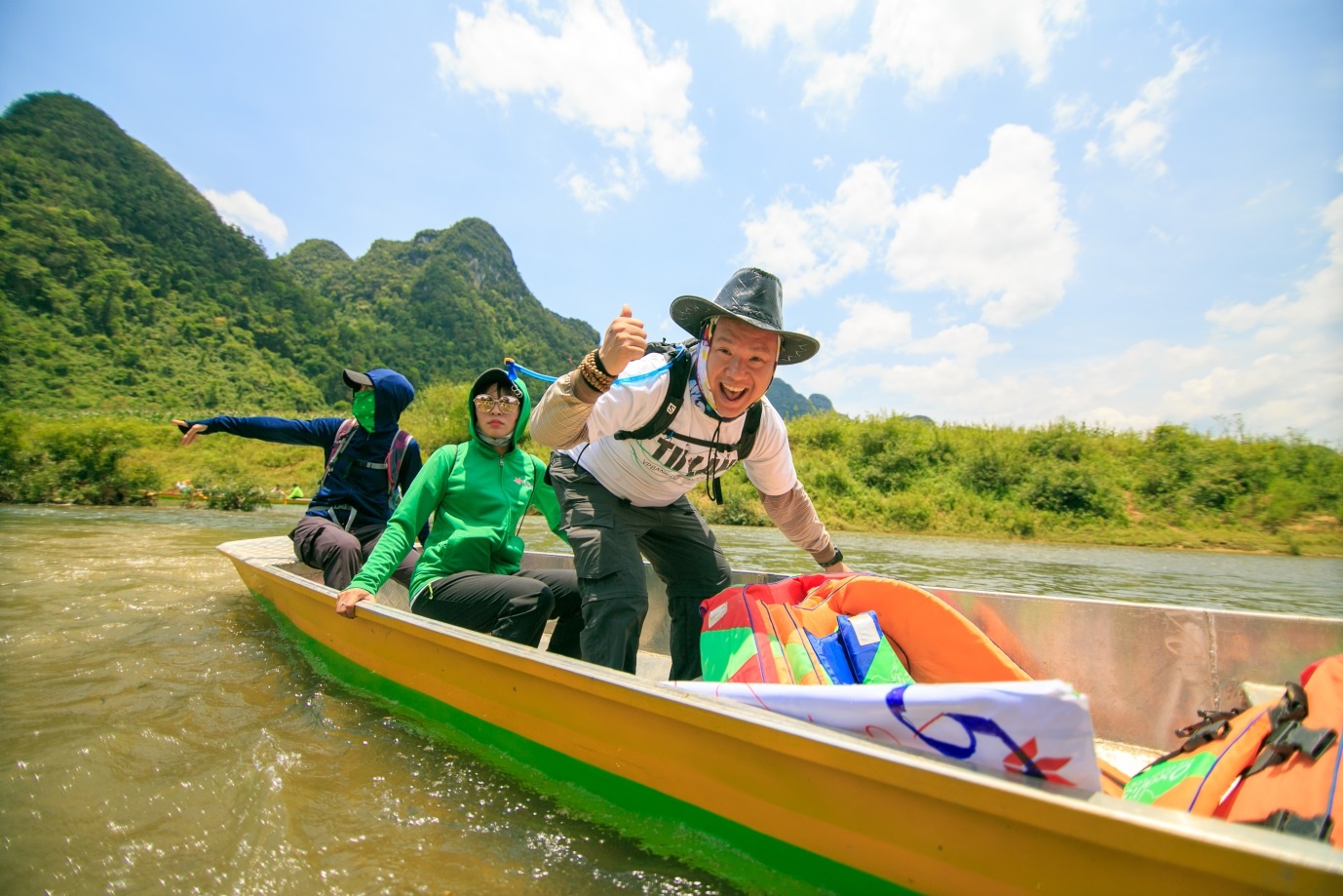 120 nhan vien VPBank cheo thuyen vuot song, chay dua xuyen hang dong hinh anh