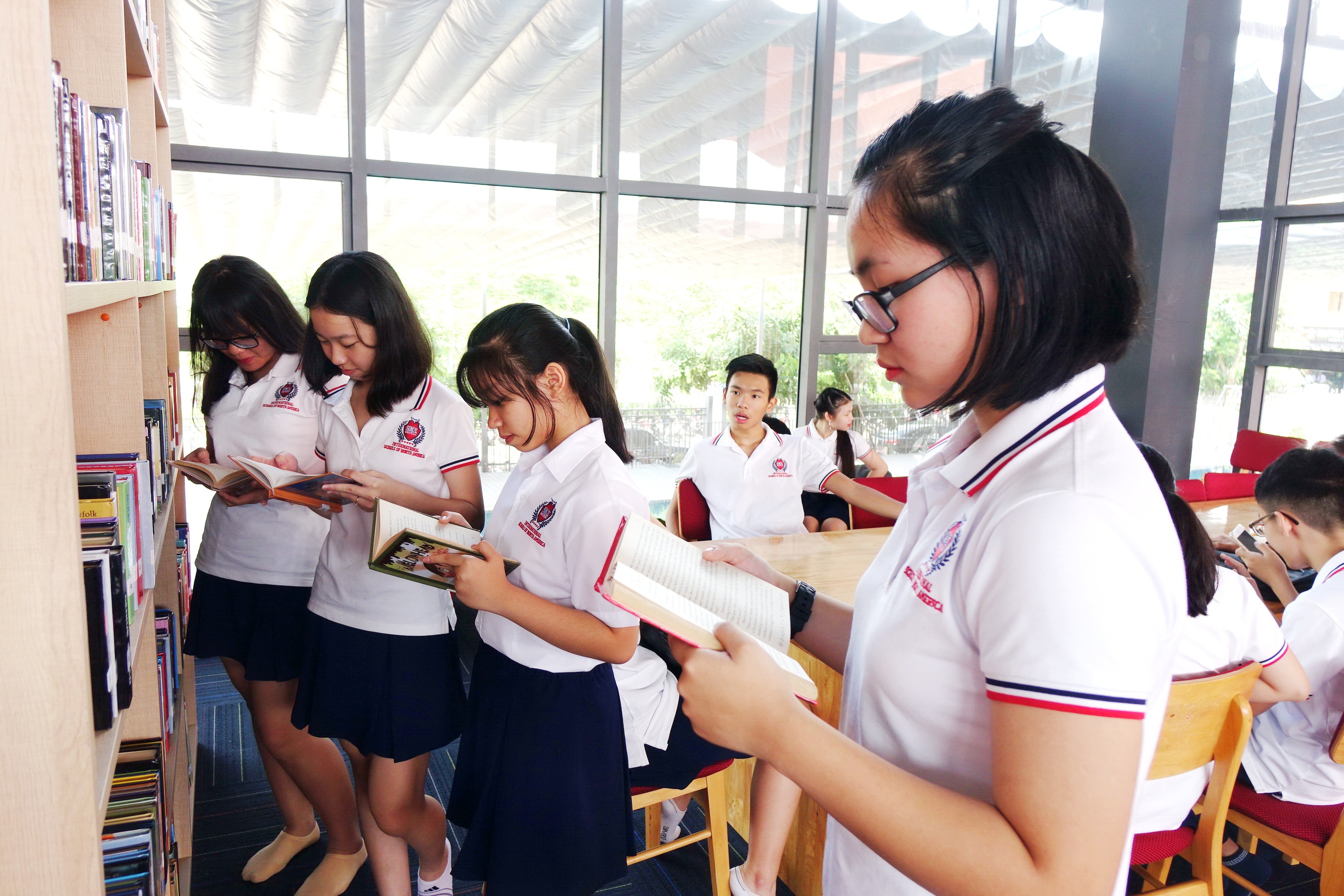 Kham pha 'Tu sach cua nhung lanh dao' tai su kien Leader Talk hinh anh