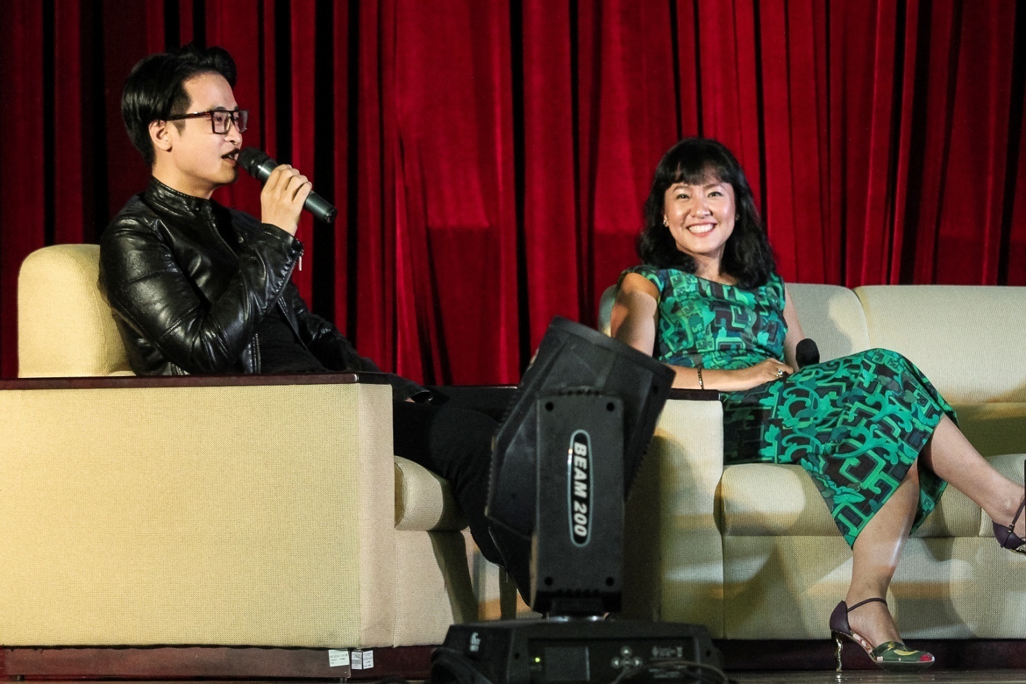 Ha Anh Tuan va 'co gai vang' Facebook VN doi thoai voi sinh vien hinh anh