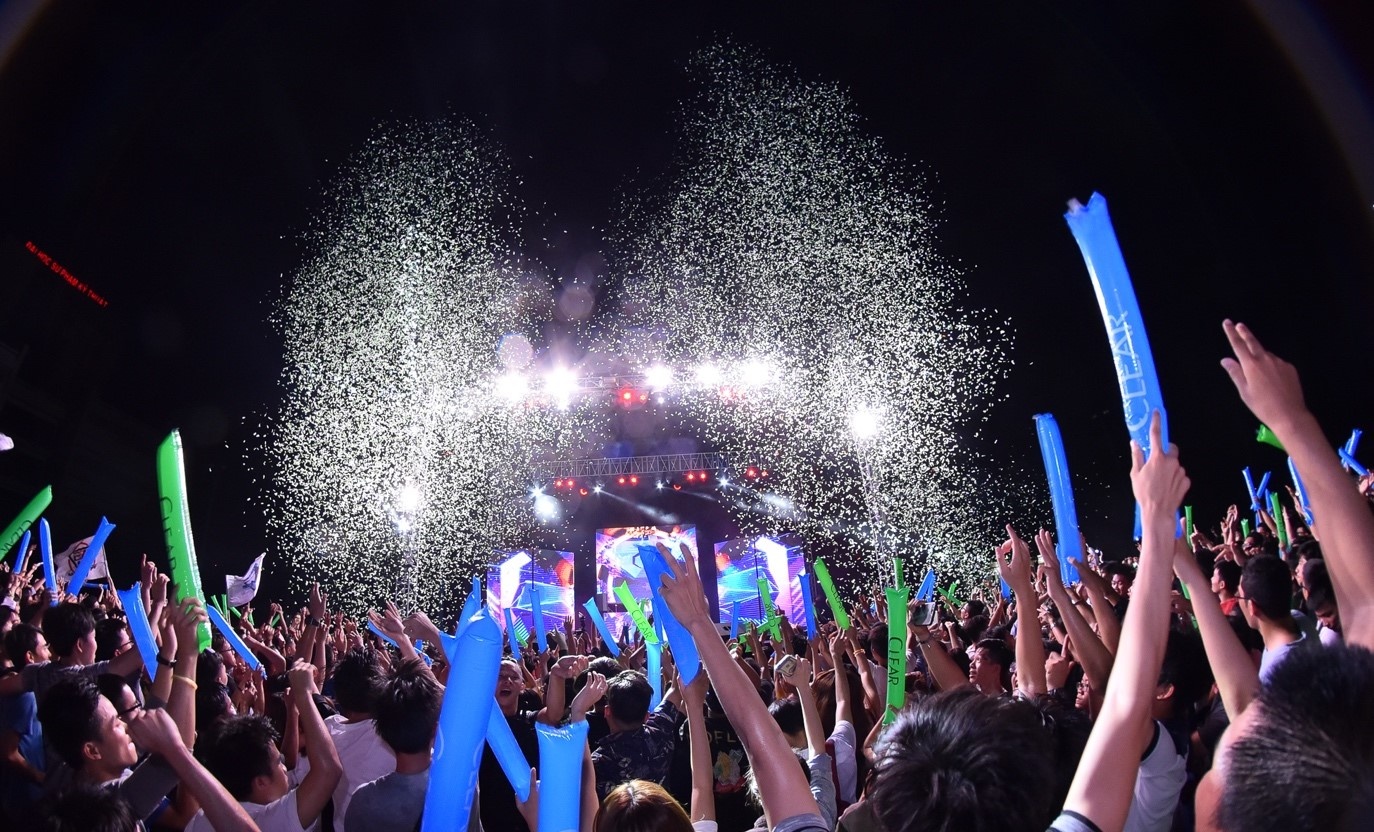 5.000 sinh vien Sai Gon khuay dong san khau nhac EDM soi dong hinh anh