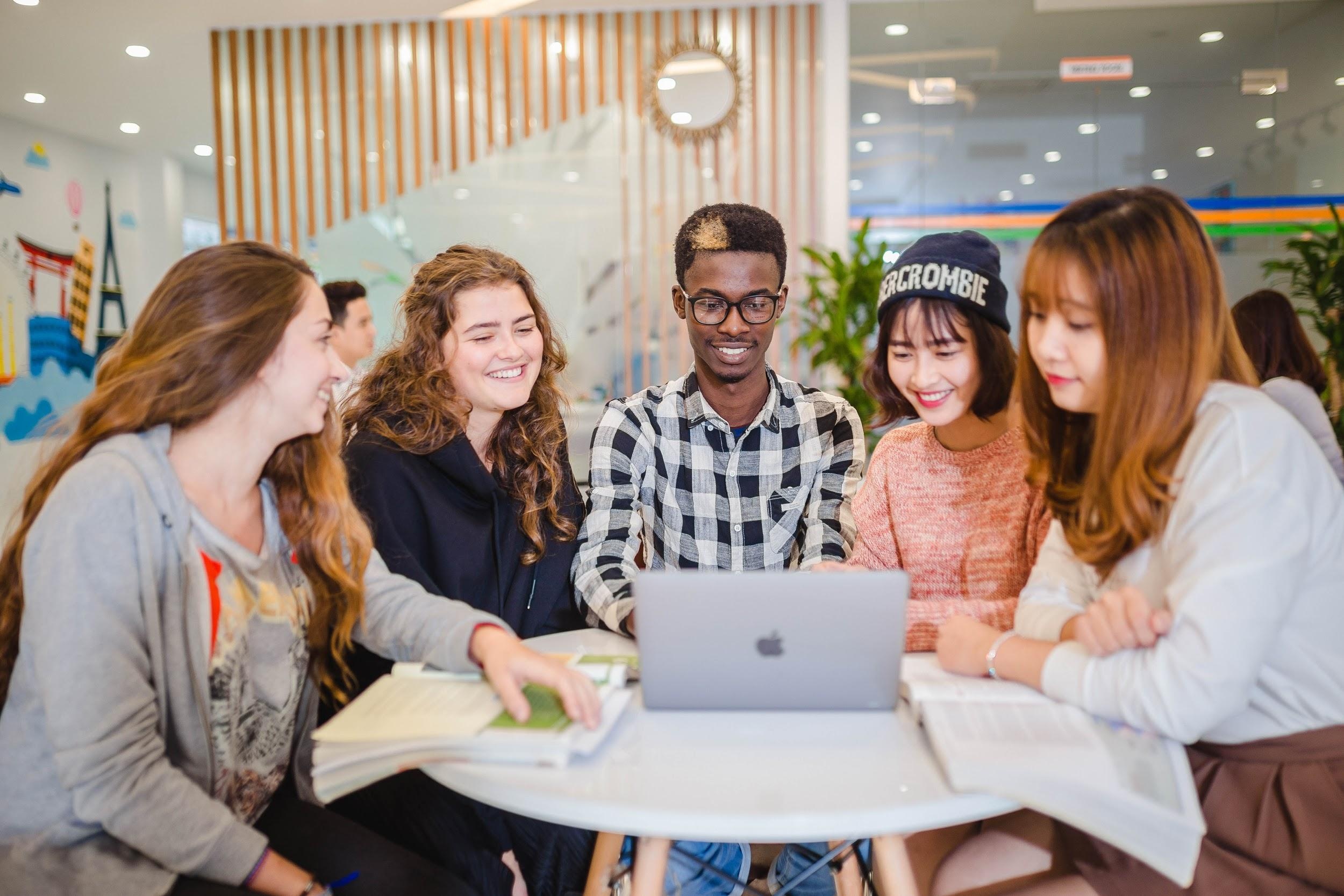 Tinh da van hoa trong cac truong dai hoc quoc te tai Viet Nam hinh anh