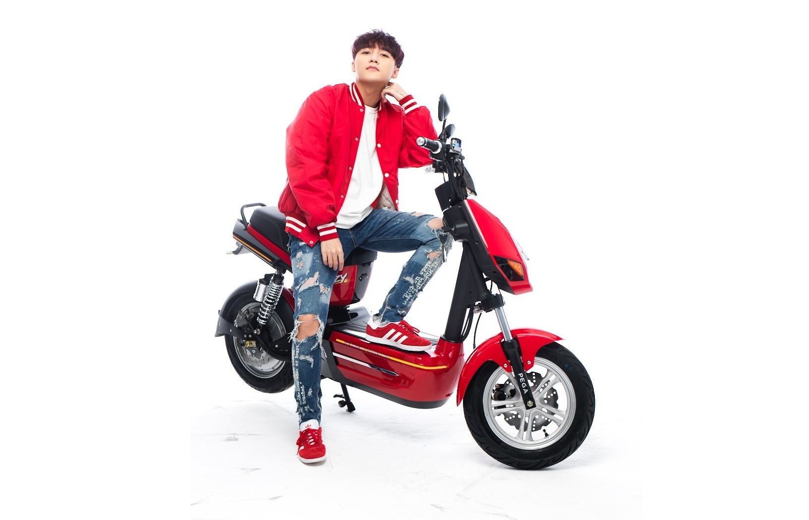 Xe dien Pega cong bo gia niem yet hap dan hinh anh