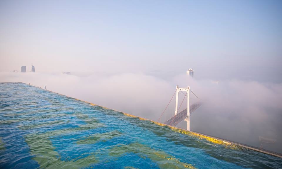 Can canh be boi vo cuc dat vang 24k cua khach san Danang Golden Bay hinh anh