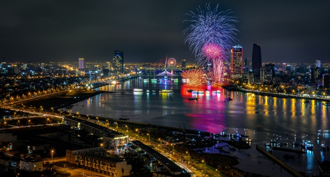 Du tiec ho boi, ngam phao hoa tai Danang Golden Bay hinh anh