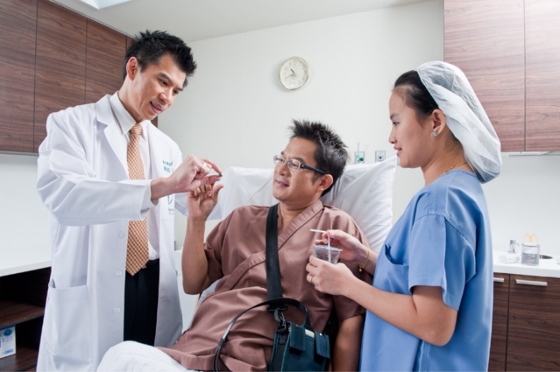 Bac si Benh vien Bumrungrad giai dap ve ung thu dai truc trang hinh anh