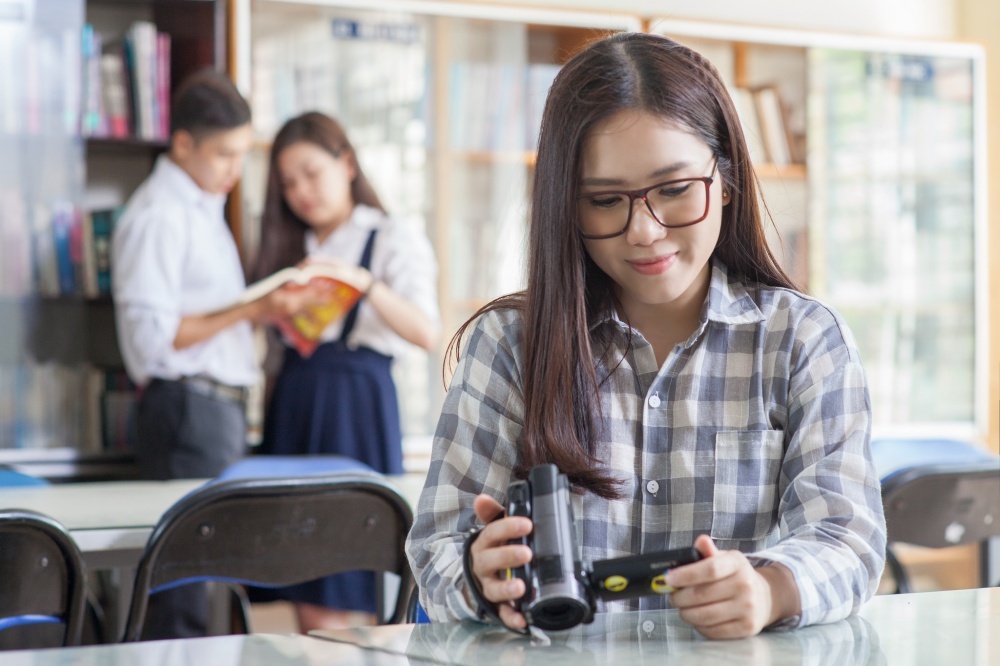 Thuy Chi lan dau ket hop voi Tien Cookie, tung MV ve tinh hoc tro hinh anh