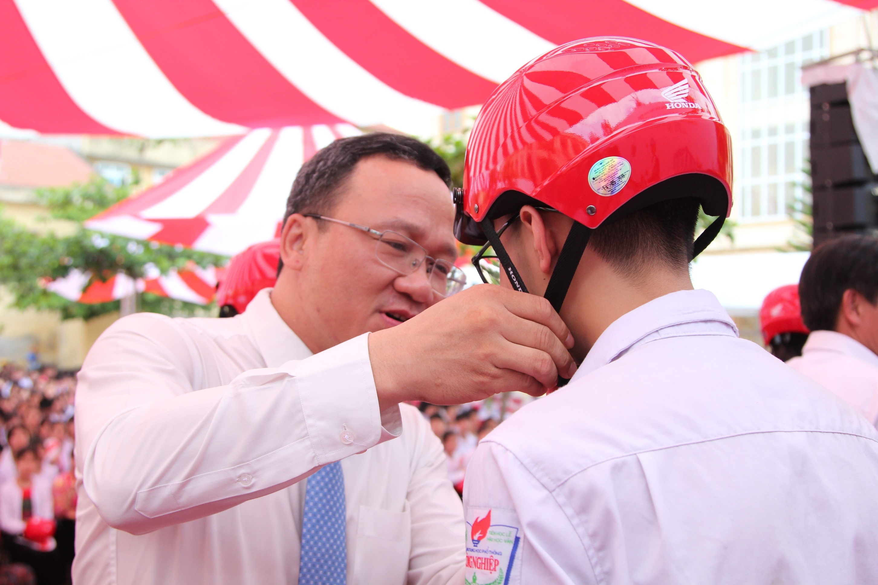 Uy ban ATGT va Honda phat dong chuong trinh tang 20.000 mu bao hiem hinh anh