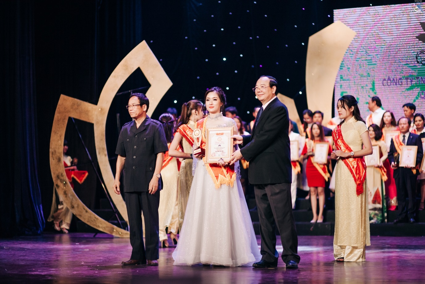 QA14 Shop dat top 10 Thuong hieu ua chuong 2018 hinh anh