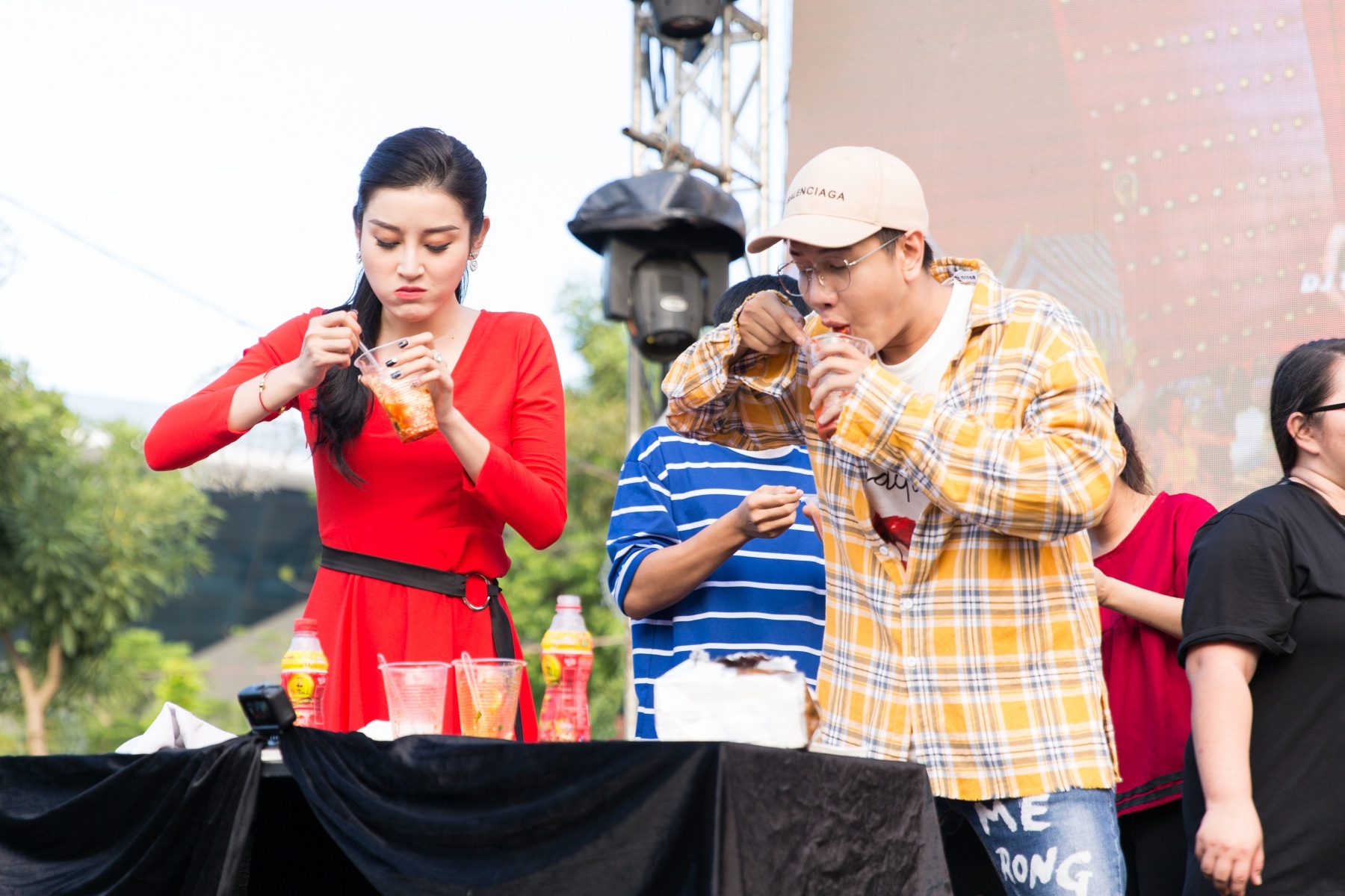 Gioi tre quay cung Huyen My, Hoang Lou duoi troi nang 34 do C hinh anh
