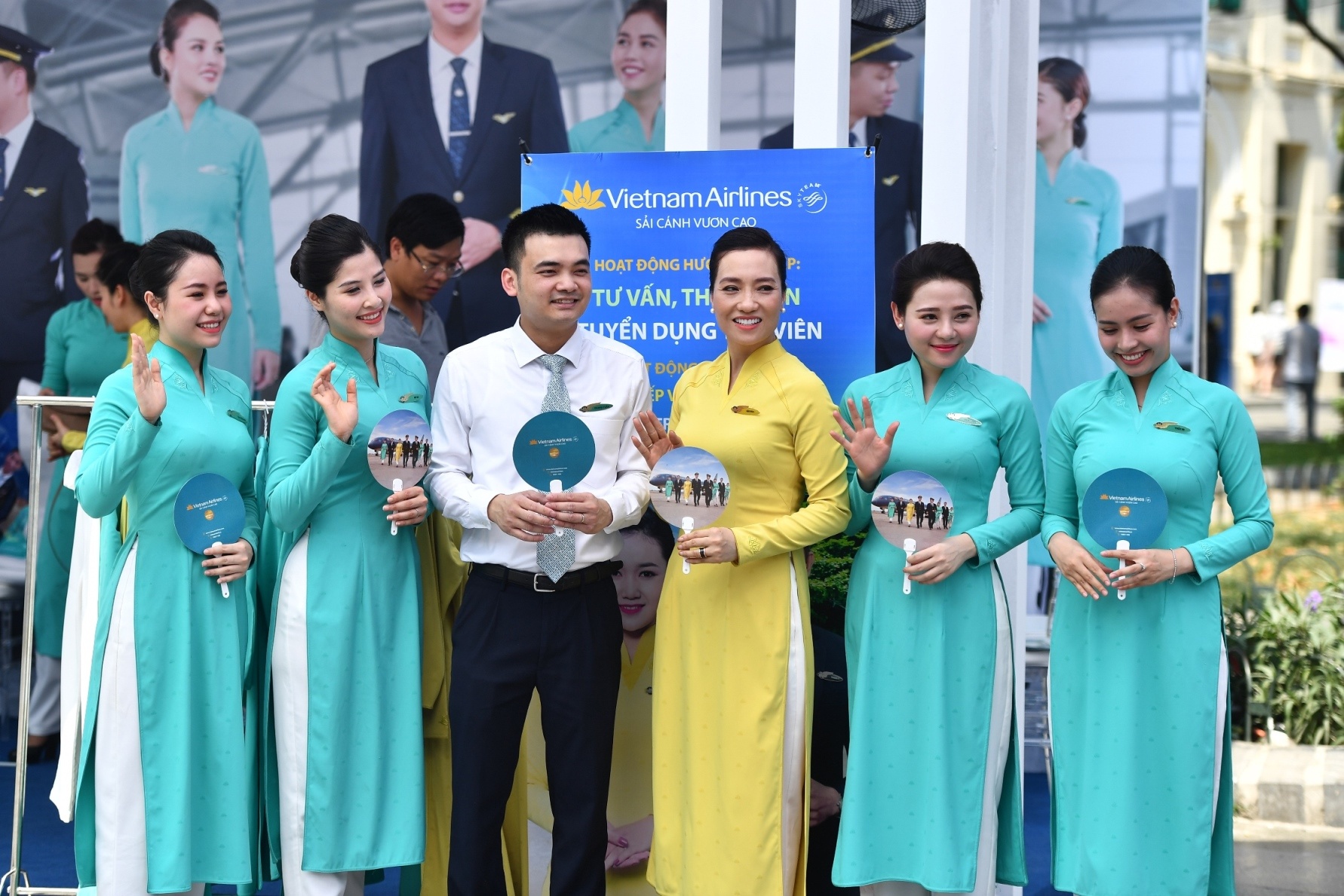 Giao luu van hoa, nhan uu dai lon tai 'Khong gian Vietnam Airlines' hinh anh