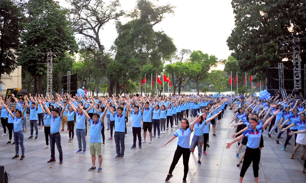 Gioi tre Viet hao hung voi su kien 'Song khoe de yeu thuong' hinh anh