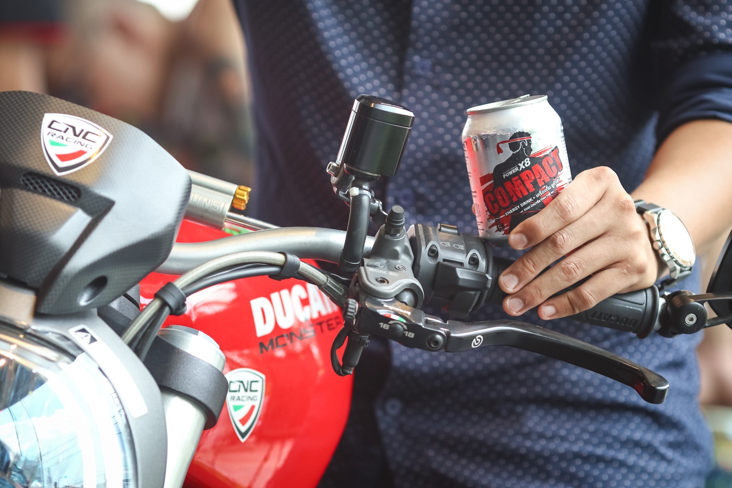 Nuoc tang luc Compact dong hanh voi sieu xe Ducati Monster moi hinh anh