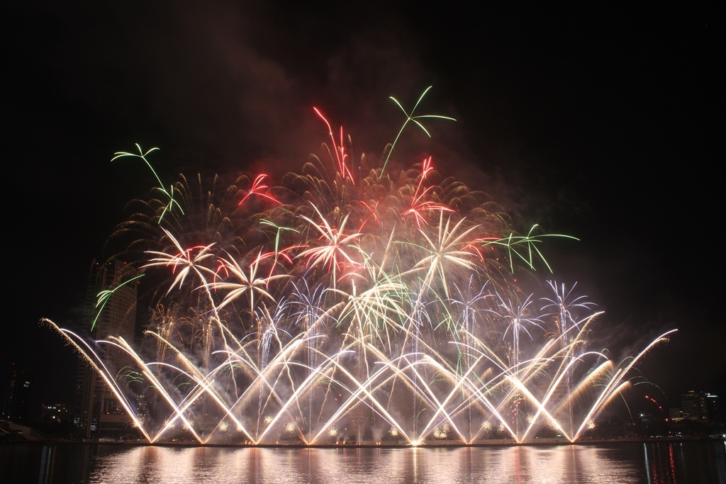 Nhieu dieu ky thu cho doi du khach trong dem phao hoa DIFF ngay 2/6 hinh anh