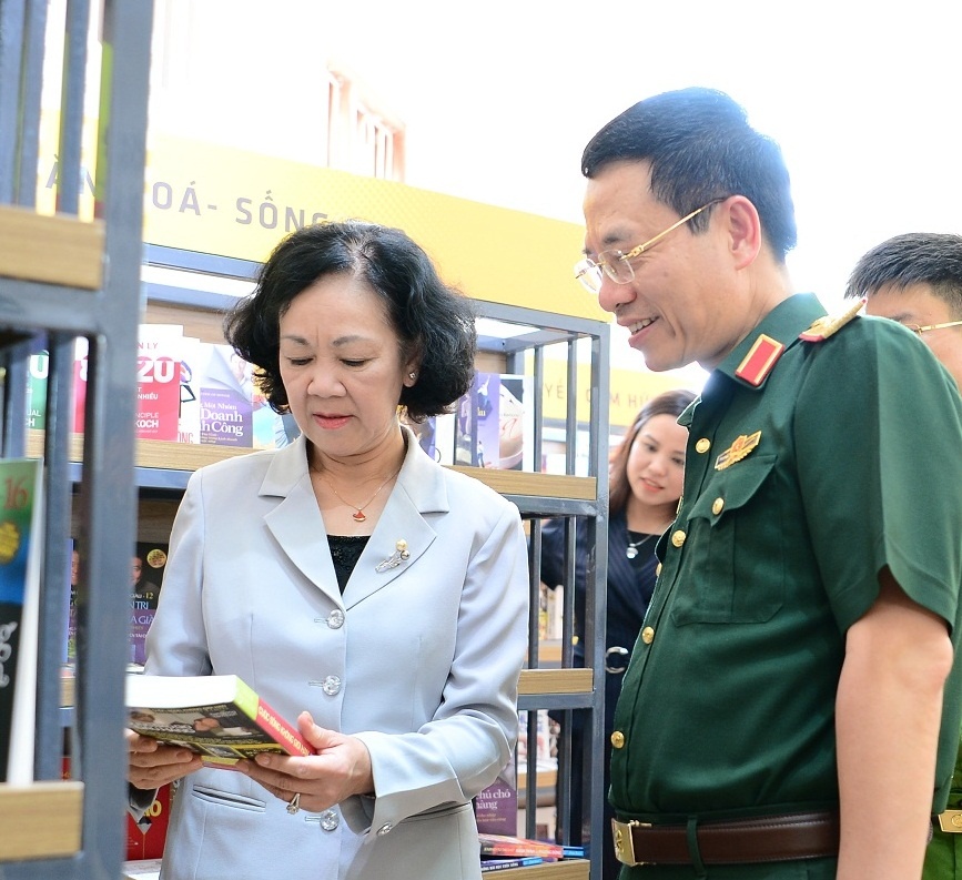 Viettel chi 20 ty dong tang sach cho 60 trai giam hinh anh