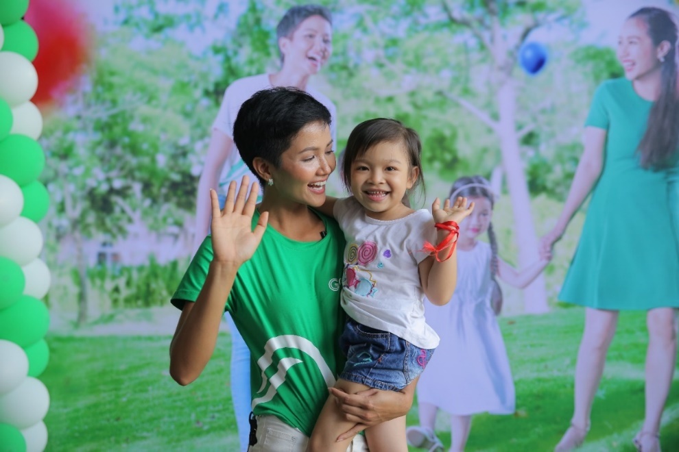 H'Hen Nie gian di choi dua, huong dan nghe mau cho cac em nho hinh anh