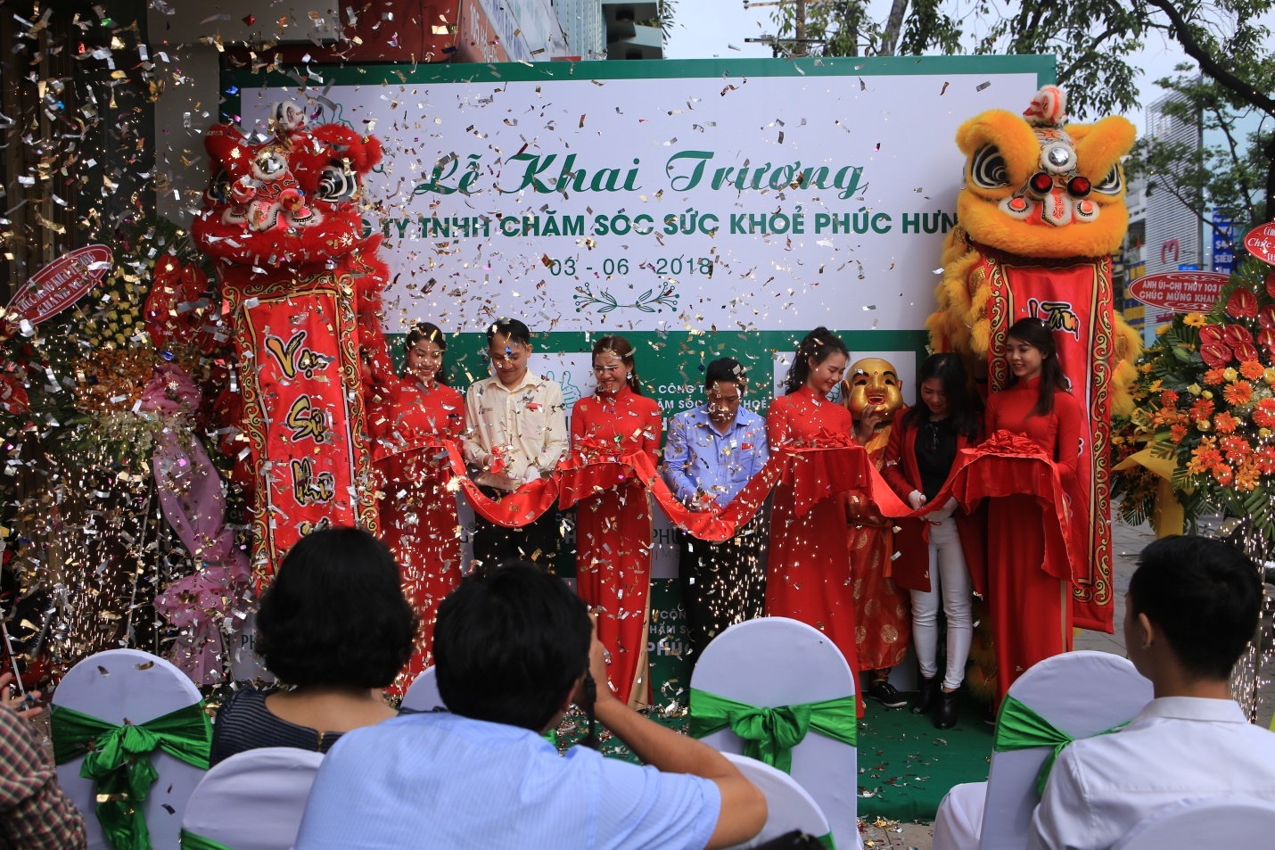 Khai truong trung tam cham soc suc khoe Phuc Hung hinh anh