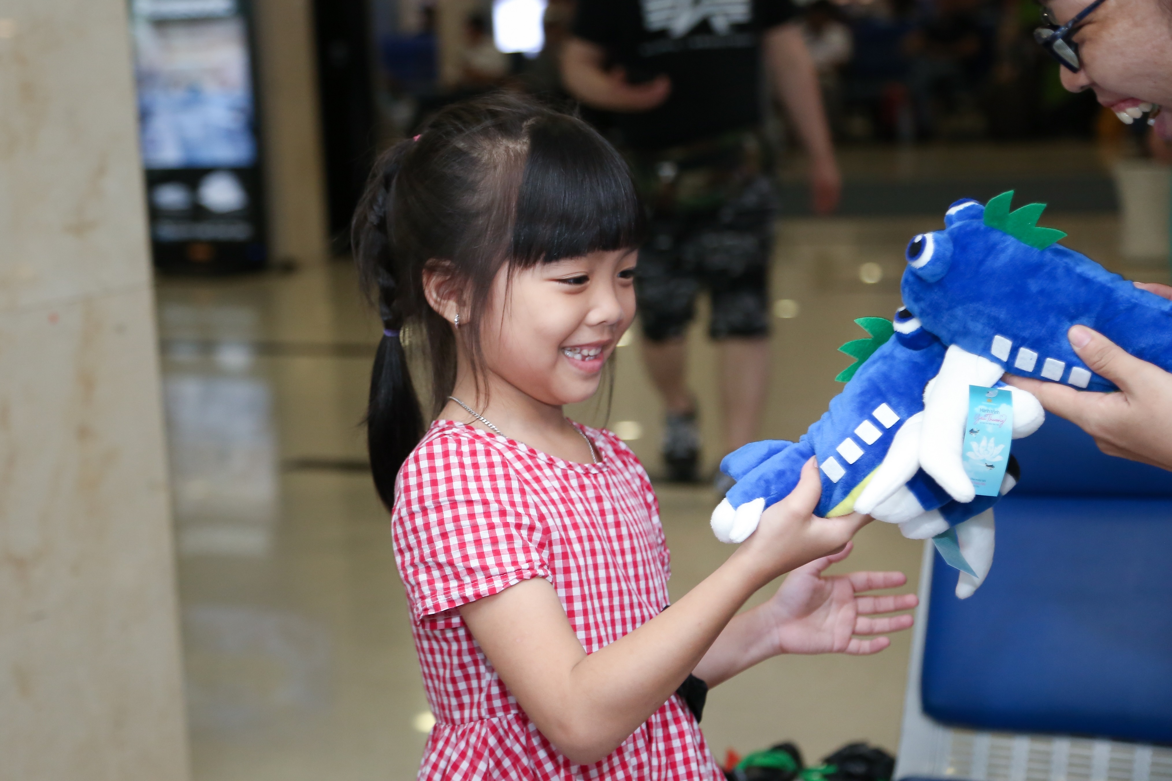 Nguoi nghe nhan khuyet tat va hanh trinh tao ra mon qua 2.500 thu bong hinh anh