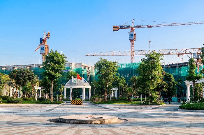 Ben trong cong truong du an cao cap Sunshine City hinh anh