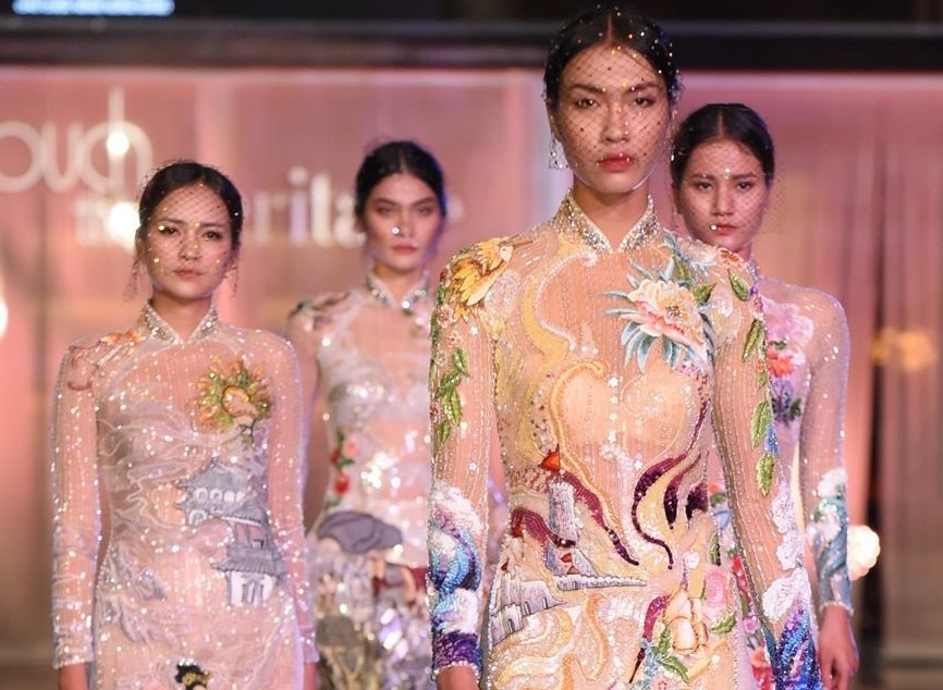 Trinh dien BST moi cua NTK Cong Tri tren san khau doc dao ngoai troi hinh anh