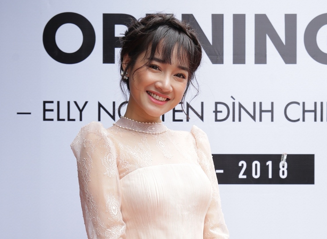 Nha Phuong dien vay nude nu tinh du su kien hinh anh