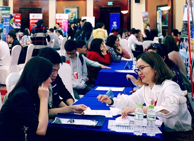 Tiep can hoc bong len den 120 ty dong tai ‘Trien lam du hoc toan cau’ hinh anh