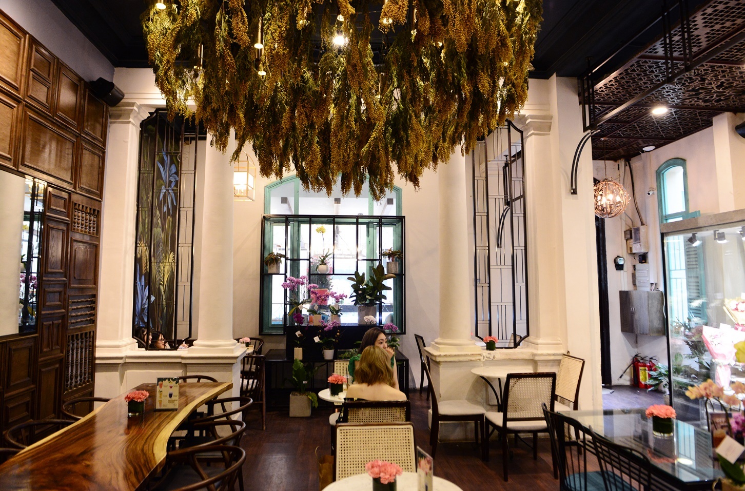 Quan ca phe trong long biet thu hon 100 tuoi o Sai Gon hinh anh